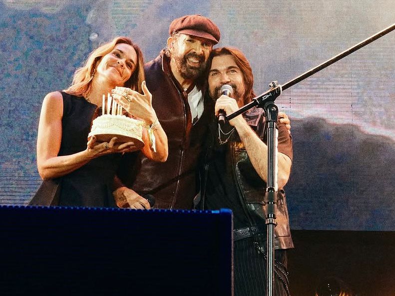 Durante su show, el cantante fue sorprendido por su esposa Karen Martínez y nada menos que por su ídolo y amigo, Juan Luis Guerra, quien apareció en el escenario para acompañarlo.