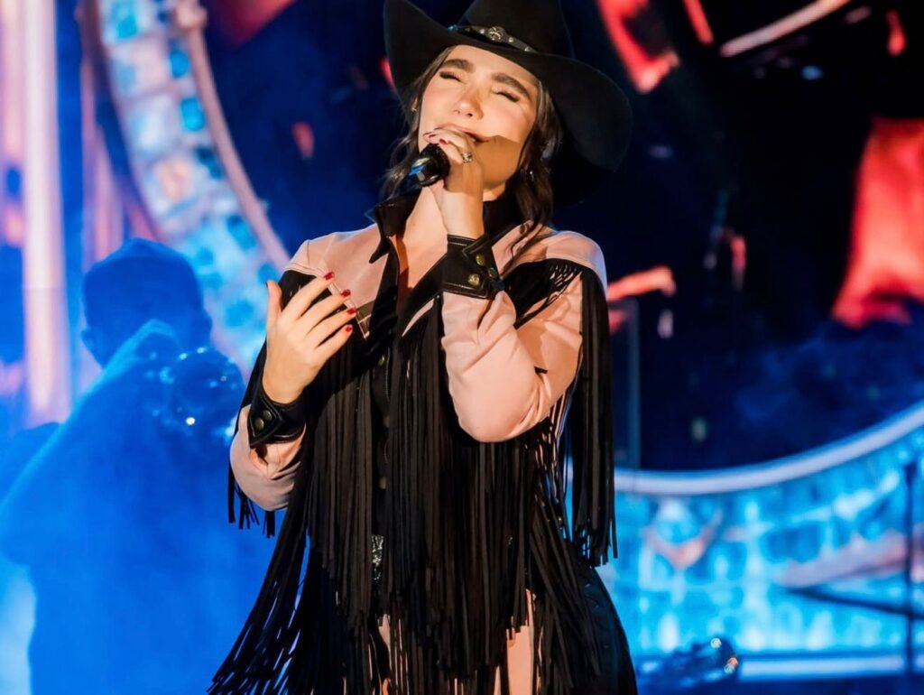 El pasado 7 de agosto, en pleno show en Medellín, Paola Jara se detuvo al ver un cartel entre la multitud que decía: “Paola, déjame cantar contigo, por favor”.