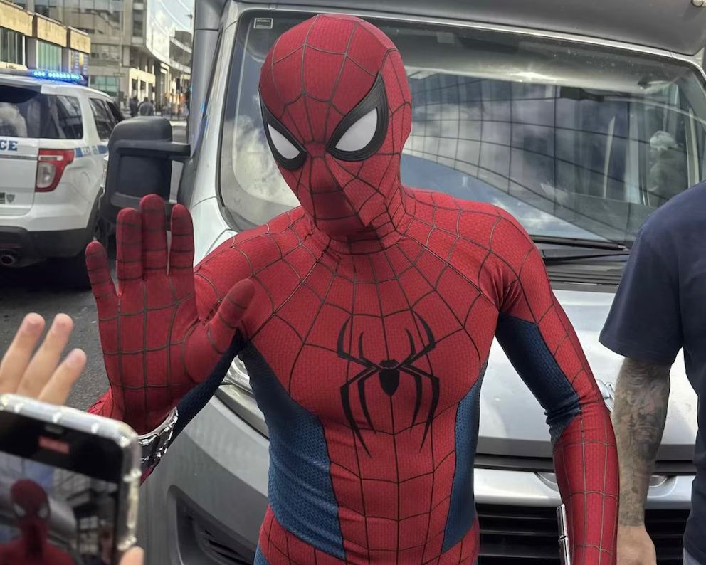 En medio de una caótica escena de persecución por las calles de Glasgow, convertidas en una réplica perfecta de Nueva York, Tom Holland dejó claro que no solo es un superhéroe en la pantalla.